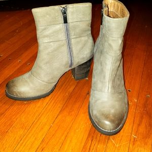 Clarks Mission Zelle taupe leather ankle booties sz 6 NWOT